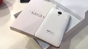 ČUVENI KINESKI PROIZVOĐAČ UKIDA PUNJAČ, SLUŠALICE I MASKU iz prodajnog paketa svih novih telefona!