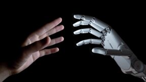 Ilustracija ljudske i robotske ruke koje se približavaju jedna drugoj