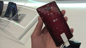 LG telefon sa zakrivljenim ekranom na vrhu