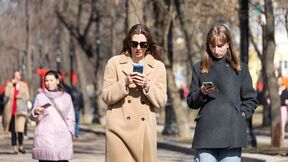 Rusi na ulici koriste mobilne telefone
