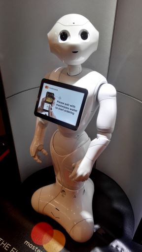 Pepper robot na Innovation Forum MasterCard Budimpešta