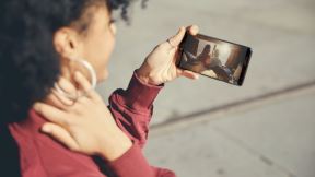 OnePlus 5T reklama Samsung Galaxy S8 opticka stabilizacija