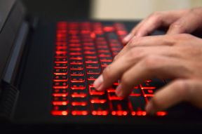 Laptop u krilu je li opasan, Da li smem da držim laptop na krilu, Laptop krilo
