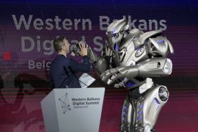 Roboti radna mesta, Roboti uzimaju posao ljudima 