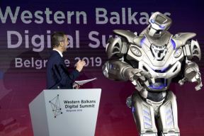 Roboti radna mesta, Roboti uzimaju posao ljudima 