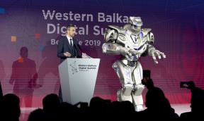 Roboti radna mesta, Roboti uzimaju posao ljudima 