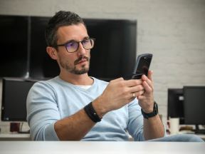 motorola razr 5g test cena 1380 evra 179990 rsd kako radi savitljivi telefon preklop android smartfo