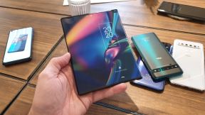 tcl fold ‘n roll savitljivi telefon ekran rolanje kako izgleda foto koncept premijera