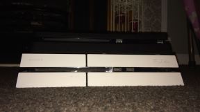 Sony PlayStation 4 Slim slike
