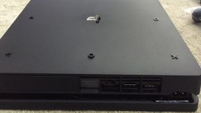 Sony PlayStation 4 Slim slike