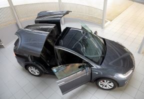Tesla prvi put zabeležila pad godišnjih prihoda