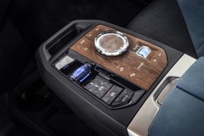 bmw i4 električni automobil vozilo nemačka tesla model 3