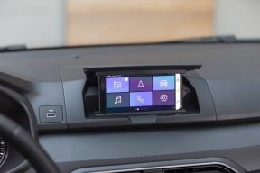 dacia sandero pametni telefoni multimedijalni sistem automobili komandna tabla