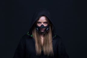 pametne maske koje svetle, imaju zvučnike i bežično punjenje potreba ili zarada