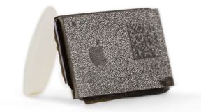 iPhone 13 Face ID čip pored zrna pirinča