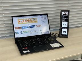 Uspravni monitor pored laptopa