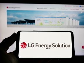 LG Energy Solution na telefonu ispred slike fabrike