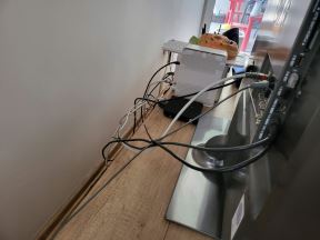Kablovi povezani na TV, ruter i set top box