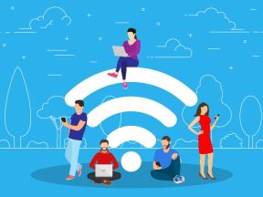 Ljudi sa uređajima oko Wi-Fi znaka