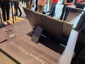 Asus Zenbook 17 Fold OLED uživo (7).jpg