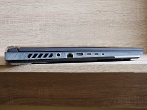 ROG Strix SCAR portovi i otvori 2.jpg