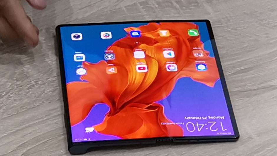 Huawei rasprodao Mate X sa savitljivim ekranom za minut!