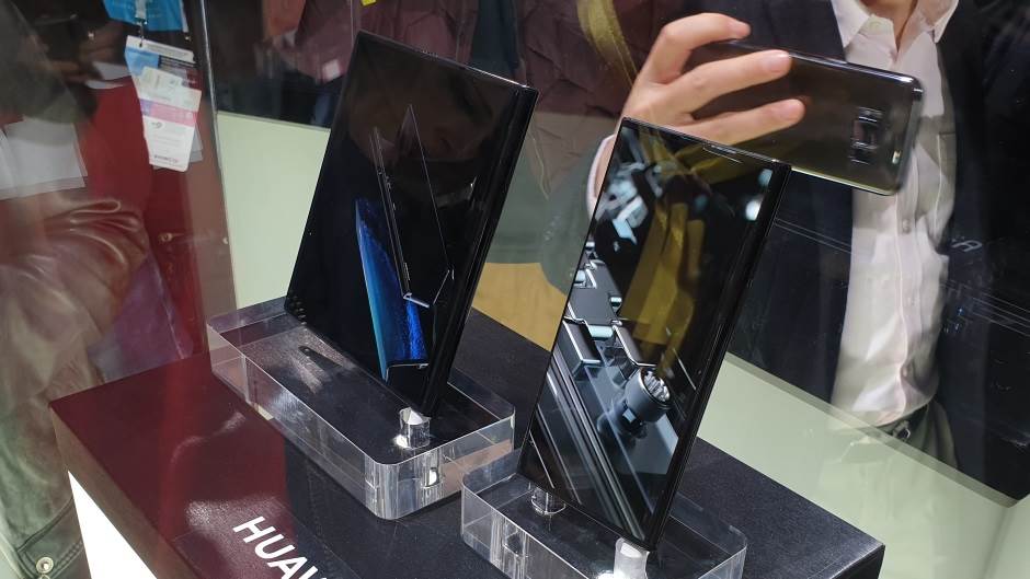 Huawei rasprodao Mate X sa savitljivim ekranom za minut!