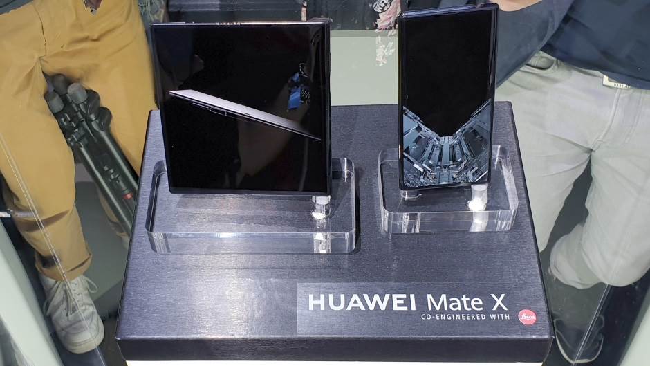Huawei rasprodao Mate X sa savitljivim ekranom za minut!