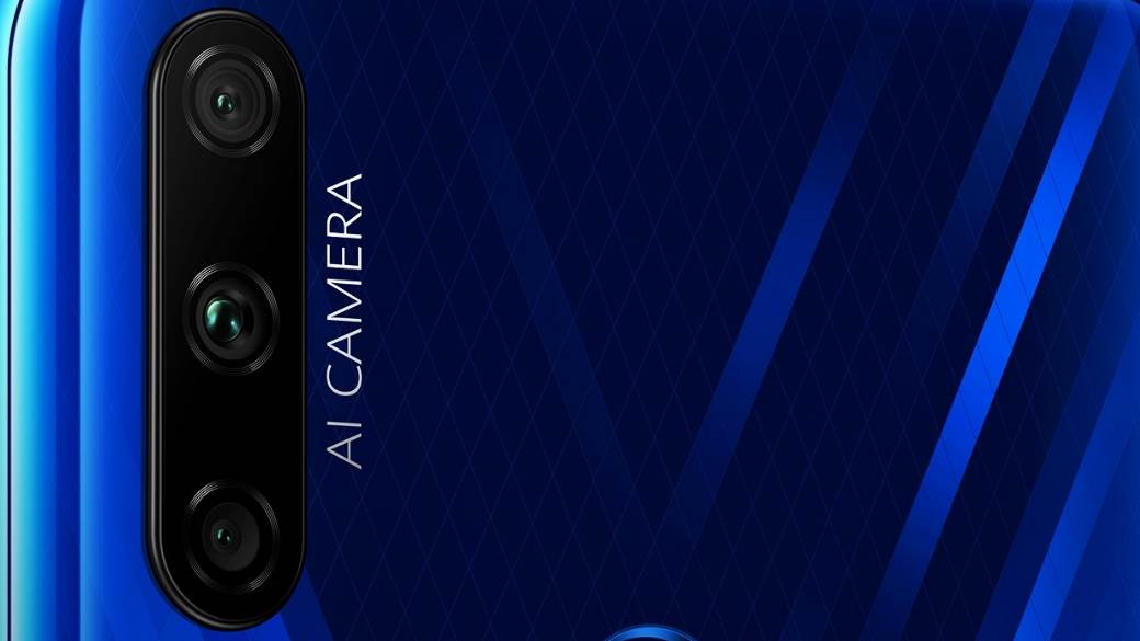 Ceo od ekrana, slajder kamera, INTELIGENTNA ANTENA i sjajna cena (VIDEO)