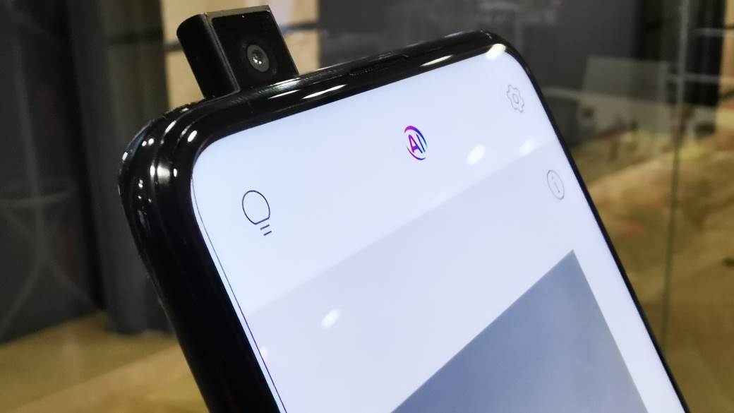 Ceo od ekrana, slajder kamera, INTELIGENTNA ANTENA i sjajna cena (VIDEO)