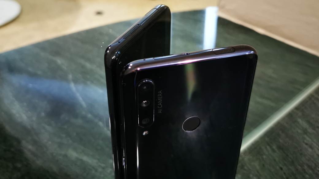 Ceo od ekrana, slajder kamera, INTELIGENTNA ANTENA i sjajna cena (VIDEO)