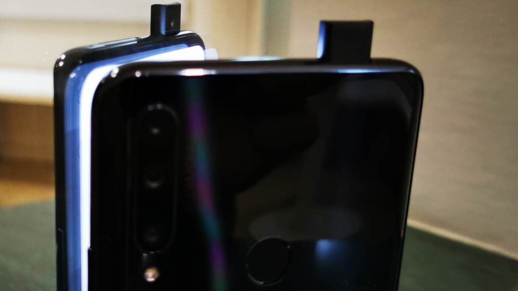 Ceo od ekrana, slajder kamera, INTELIGENTNA ANTENA i sjajna cena (VIDEO)