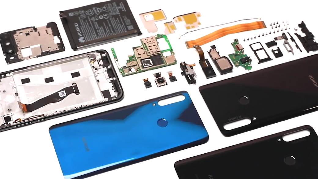 Pogledajte šta su sve sakrili u unutrašnjost telefona (VIDEO)