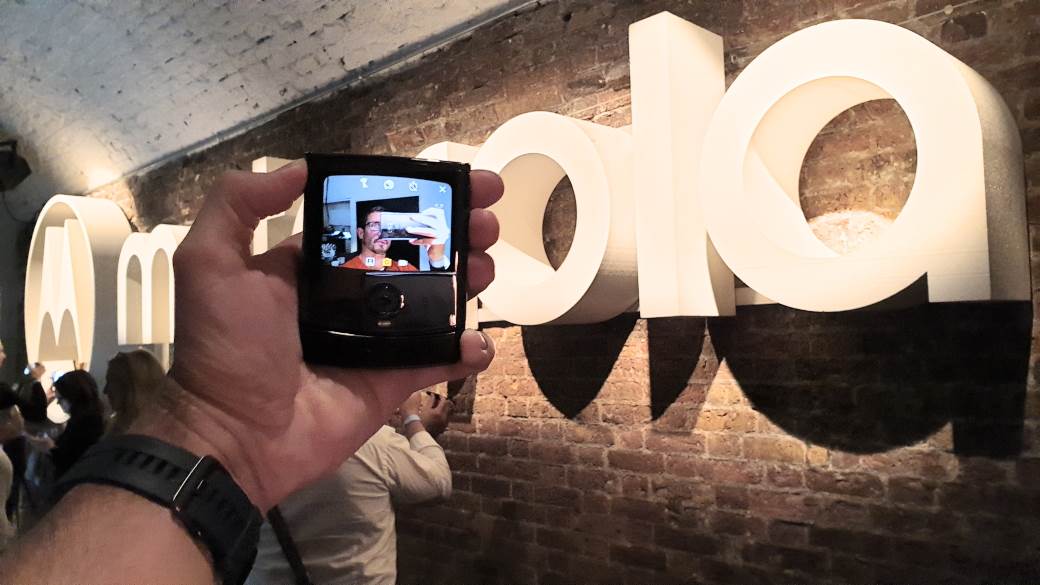 Motorola RAZR savitljivi ekran, Motorola RAZR Android 10 Quick View spoljnji ekran opis, info