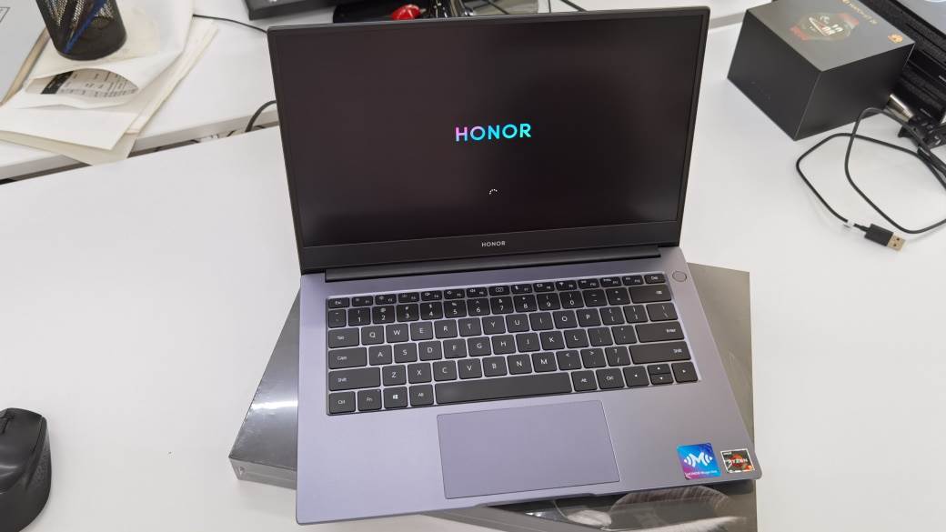 Huawei prodaje HONOR, HONOR se prodaje kupuje ga Xiaomi TCL, HONOR prodaja kompanije, Huawei HONOR