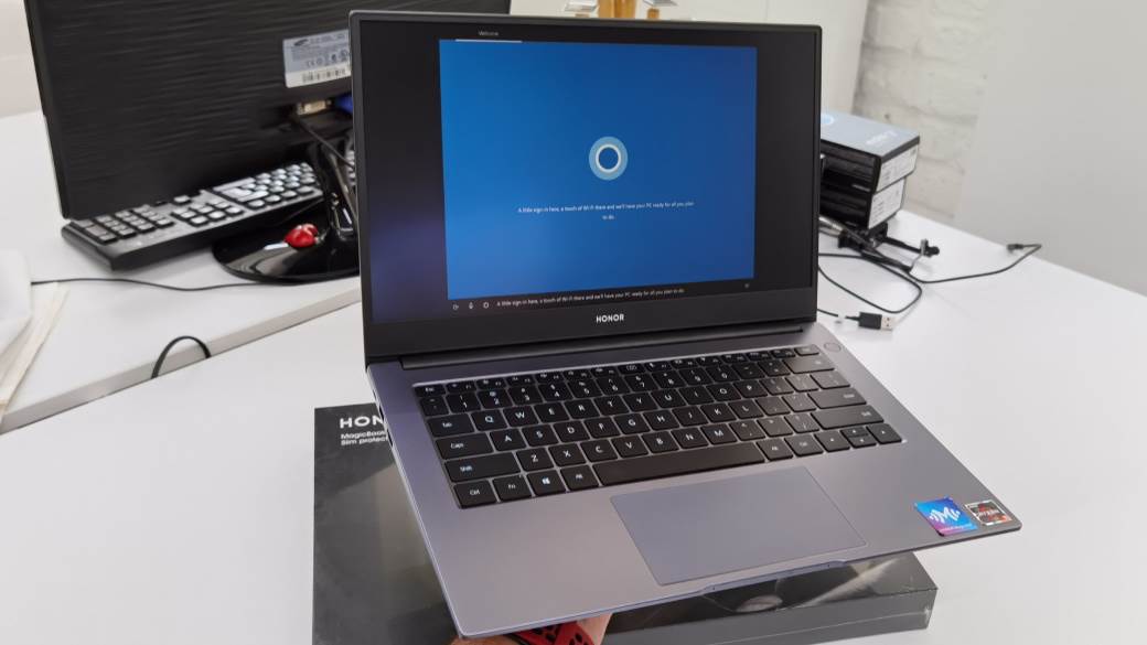 Huawei prodaje HONOR, HONOR se prodaje kupuje ga Xiaomi TCL, HONOR prodaja kompanije, Huawei HONOR