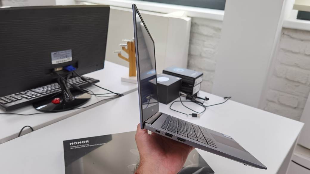 Huawei prodaje HONOR, HONOR se prodaje kupuje ga Xiaomi TCL, HONOR prodaja kompanije, Huawei HONOR