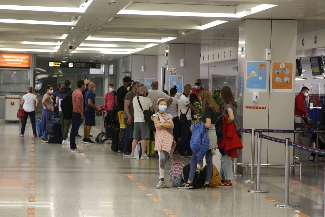 Mašina za maske Srbija koronavirus, Mašina za maske 365 ADS aerodrom Nikola Tesla