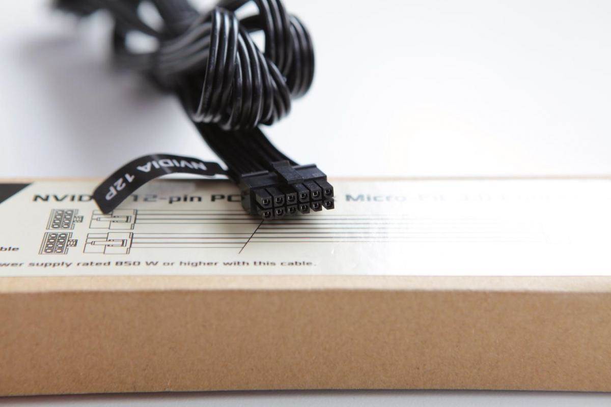 nVidia GeForce Ampere RTX 3090 graficka karta konektor 12 pinova cena 1400 evra