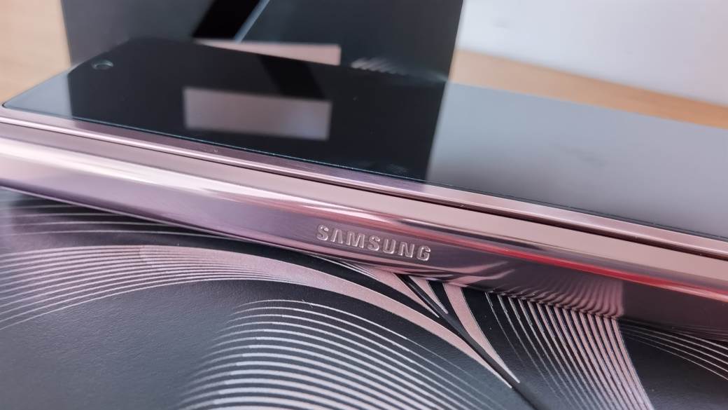 Samsung Galaxy Z Fold2 5G raspakivanje video test savitljivi telefon, Samsung Galaxy Z Fold2 2085€
