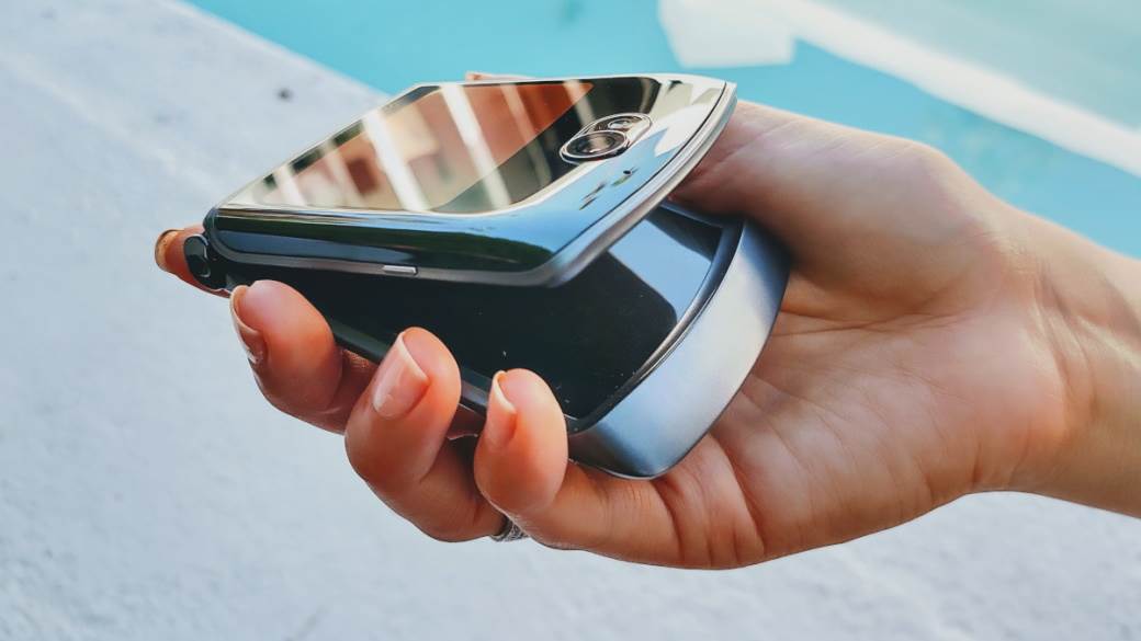 motorola razr 5g test cena 1380 evra 179990 rsd kako radi savitljivi telefon preklop android smartfo