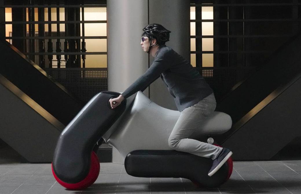 Elektricni skuter na naduvavanje lak kao pero 