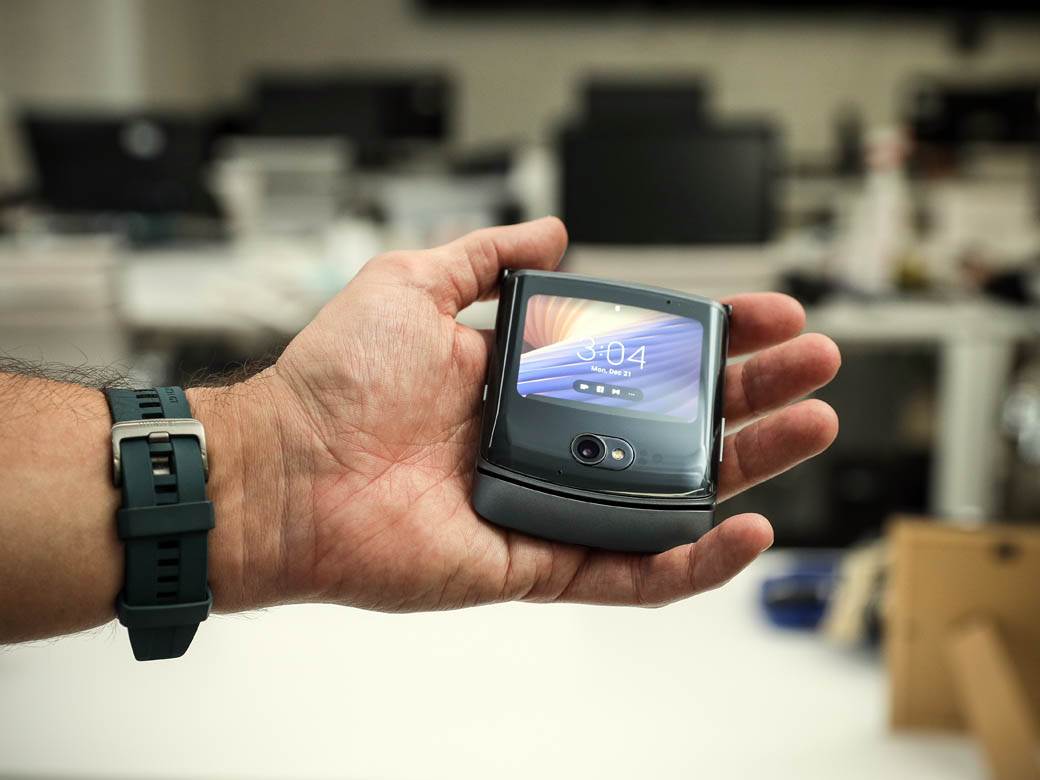 motorola razr 5g test cena 1380 evra 179990 rsd kako radi savitljivi telefon preklop android smartfo