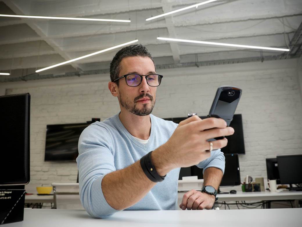 motorola razr 5g test cena 1380 evra 179990 rsd kako radi savitljivi telefon preklop android smartfo