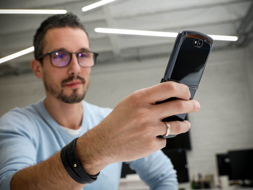 motorola razr 5g test cena 1380 evra 179990 rsd kako radi savitljivi telefon preklop android smartfo