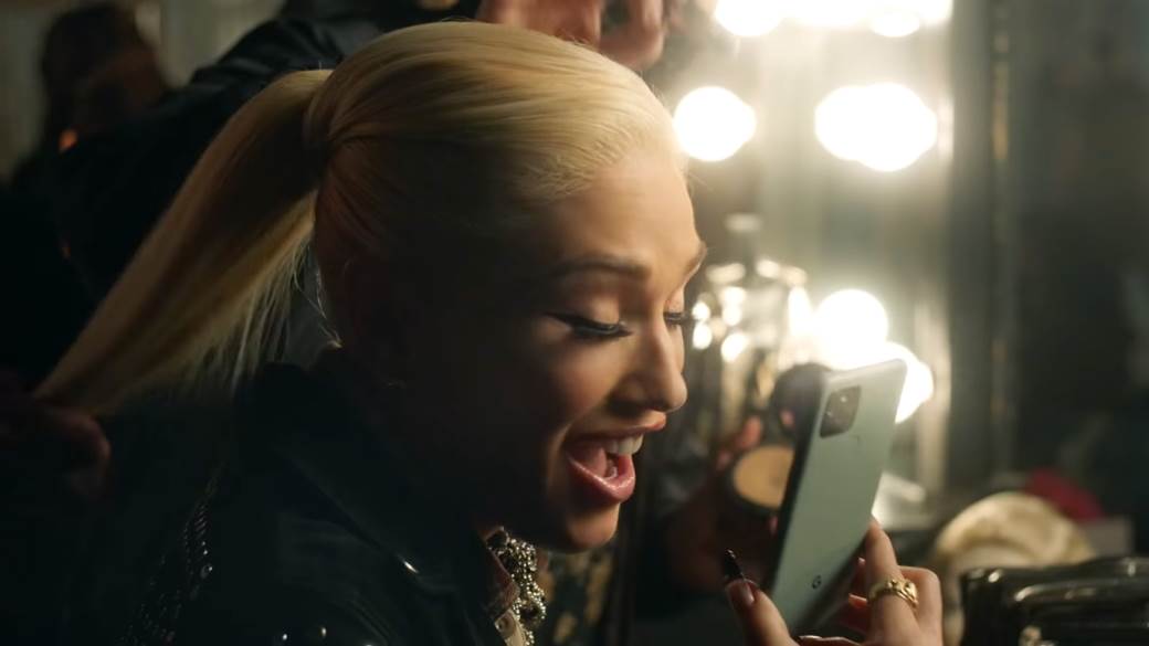 google pixel 5 gwen stefani telefonira naopako kako drži telefon spot muzika