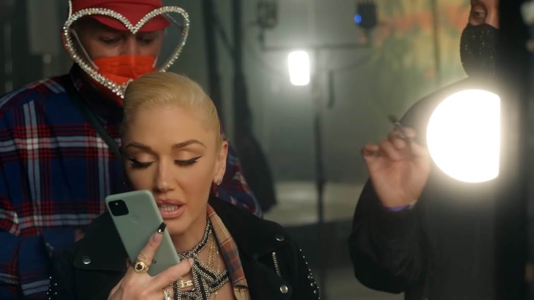 google pixel 5 gwen stefani telefonira naopako kako drži telefon spot muzika