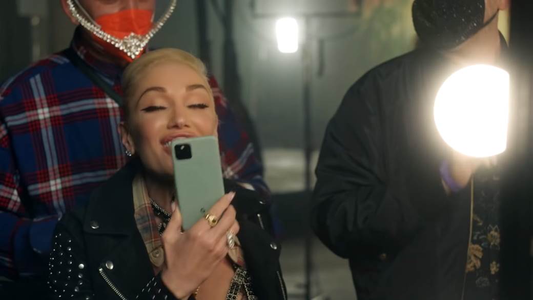 google pixel 5 gwen stefani telefonira naopako kako drži telefon spot muzika