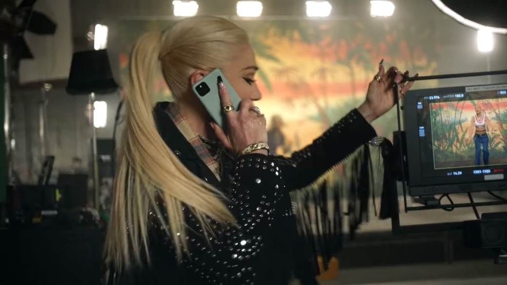 google pixel 5 gwen stefani telefonira naopako kako drži telefon spot muzika