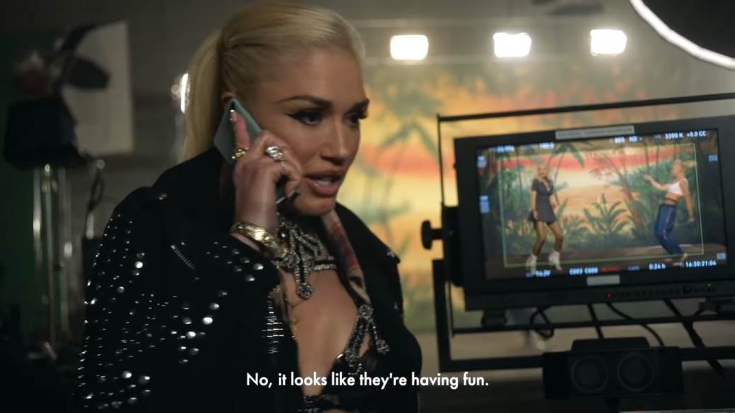 google pixel 5 gwen stefani telefonira naopako kako drži telefon spot muzika